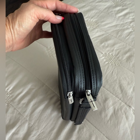 LIKE NEW Bible cover/carrier has pockets & storage, includes highlighter. - Picture 8 of 10